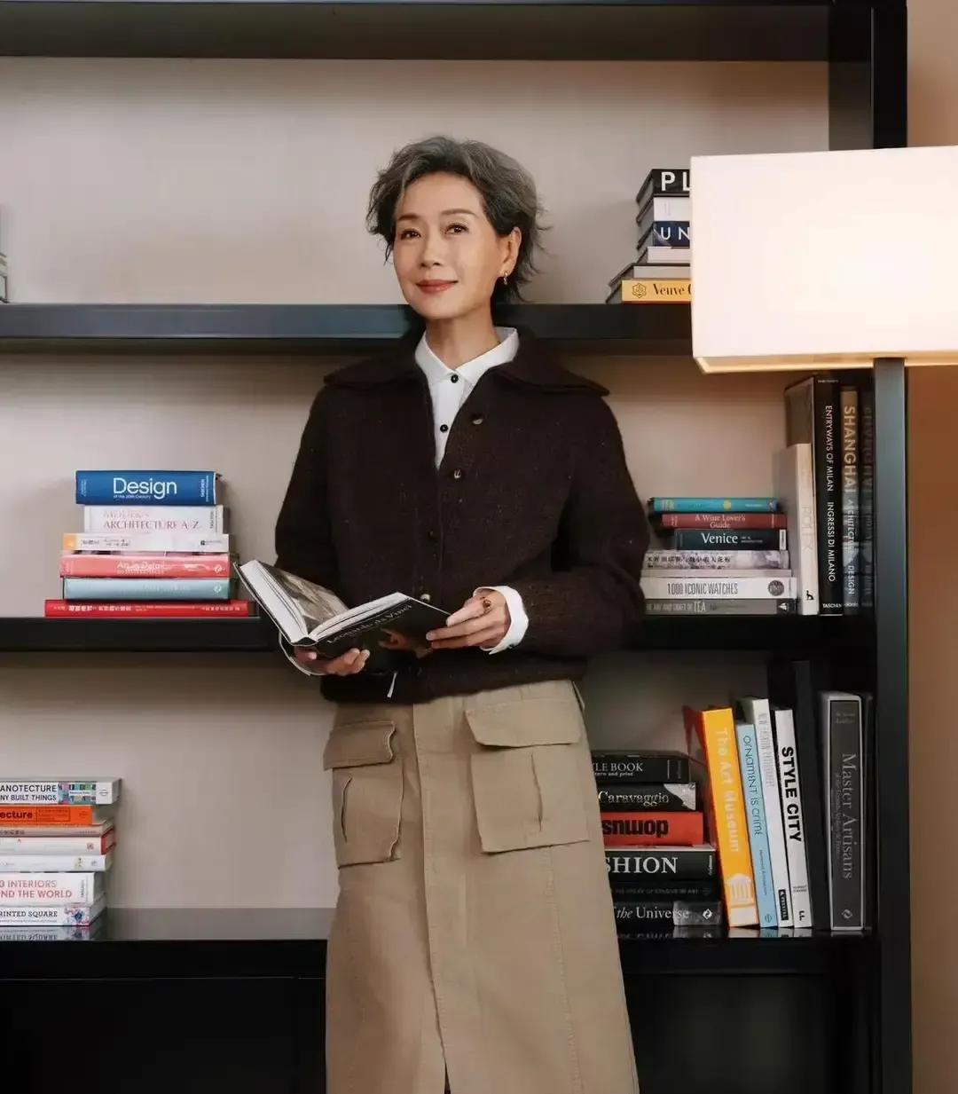 叶童62岁靠一套翻领毛衣加长筒靴冲上热搜，照片里她站在街角，卡其配深咖，腰线高靴