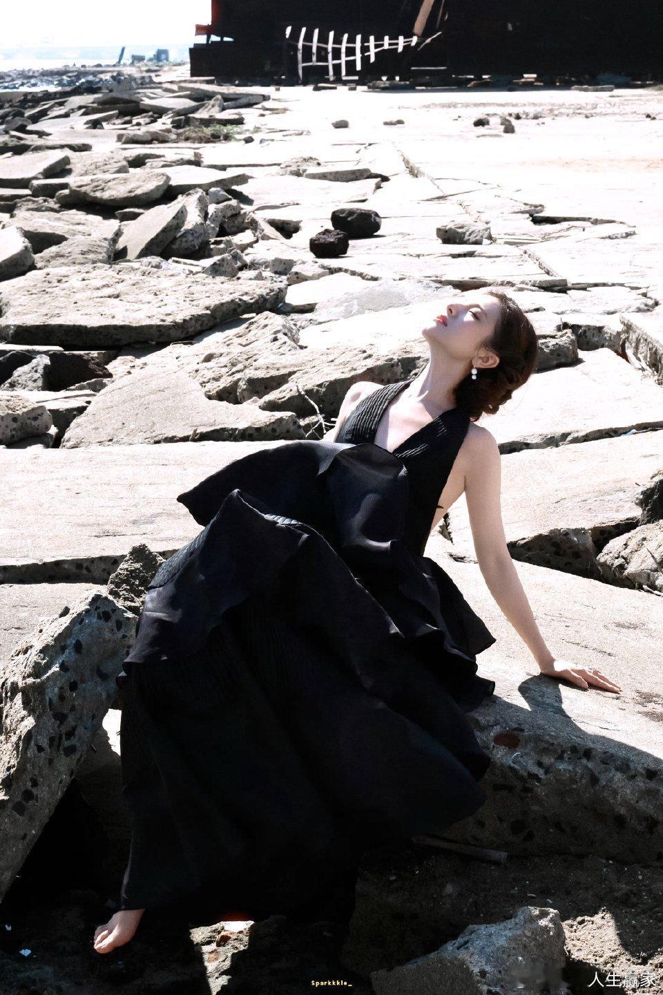 恭喜李兰迪获得年度飞跃艺人海港出逃，这组图拍的太绝了