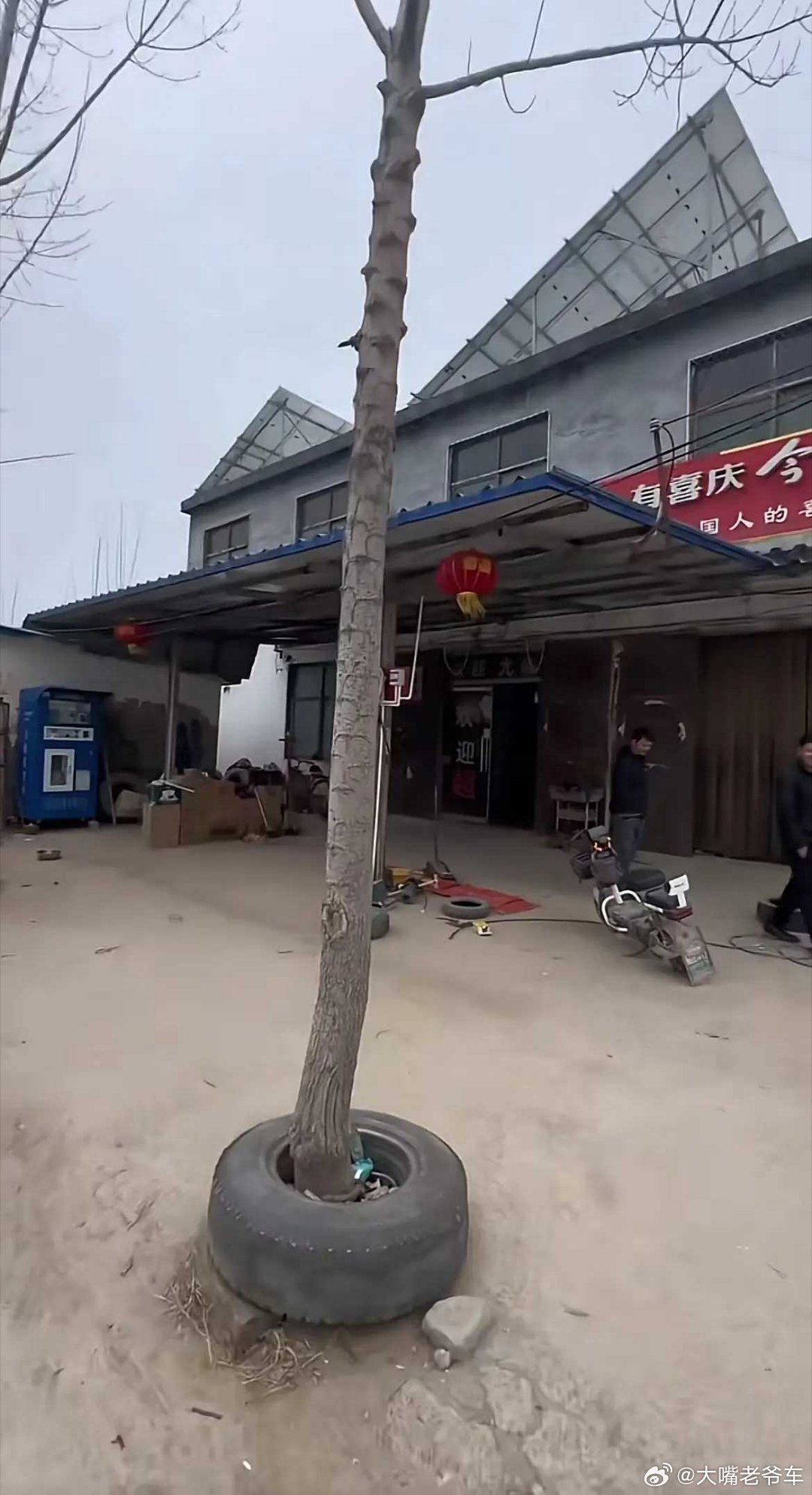 99%的人都猜不到这个轮胎是怎么放进去的！！