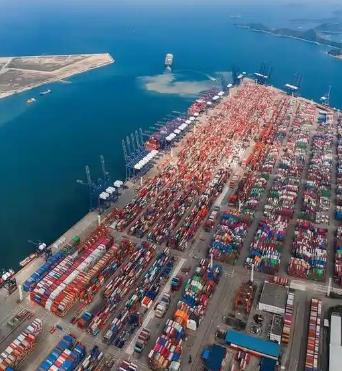 跟流氓讲文明就是最大的不文明，如果澳大利亚强行收回达尔文港口，我们就收购澳大利亚