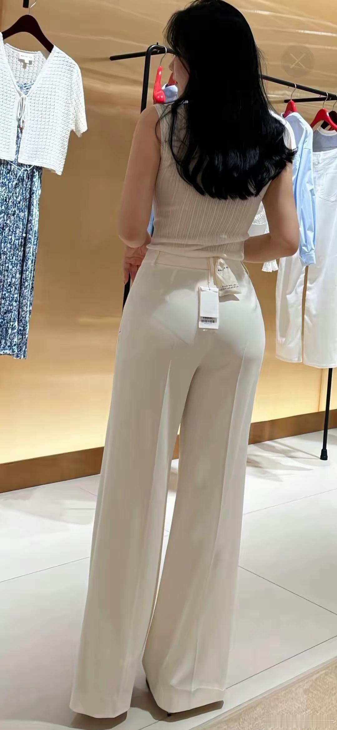 实体店买衣服总比网购好看，为啥呢？
