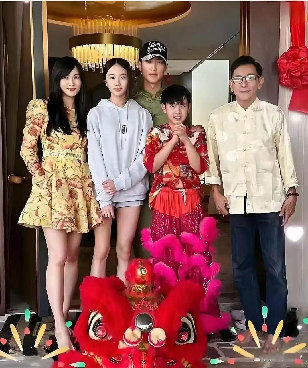 吴尊全家福，老婆美！女儿靓！儿子帅