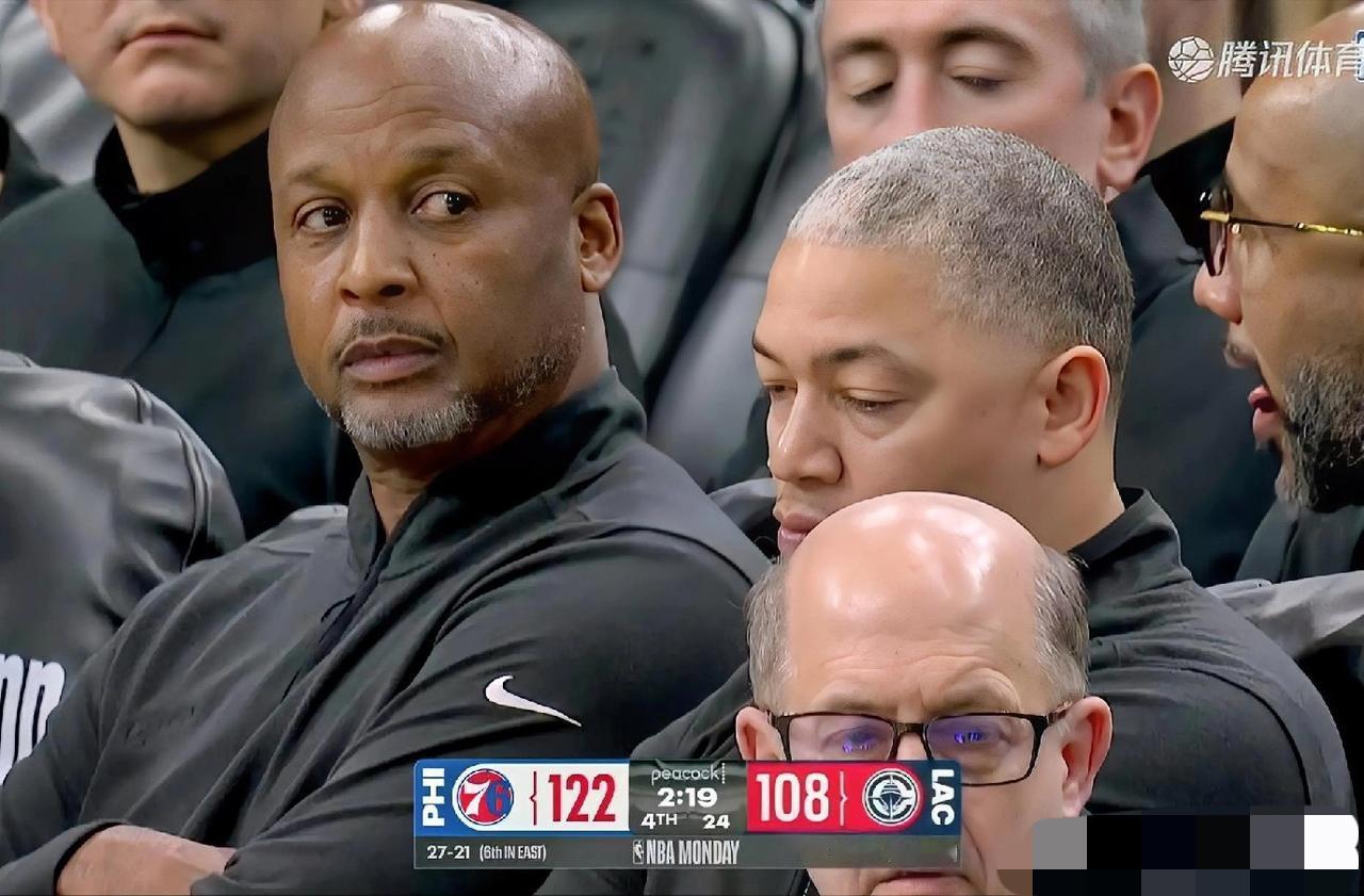 放弃比赛后，泰伦卢陷入了沉思，他应该也看到流言了吧。打到最后3分多钟，快船败