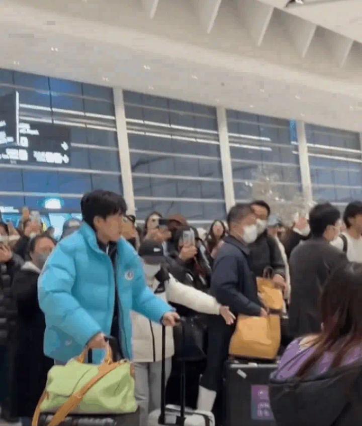 王楚钦从成都出发飞香港，在机场又狠狠惊艳到我了！蓝色羽绒服配牛仔裤，他不管啥颜色