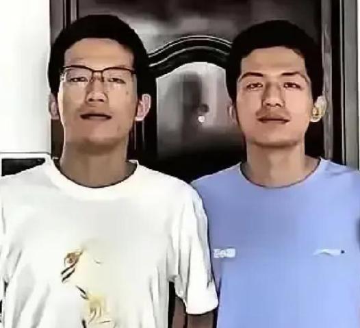 安徽一对双胞胎，哥哥高考查分698，弟弟697。全家还没来得及高兴，清华大学招生