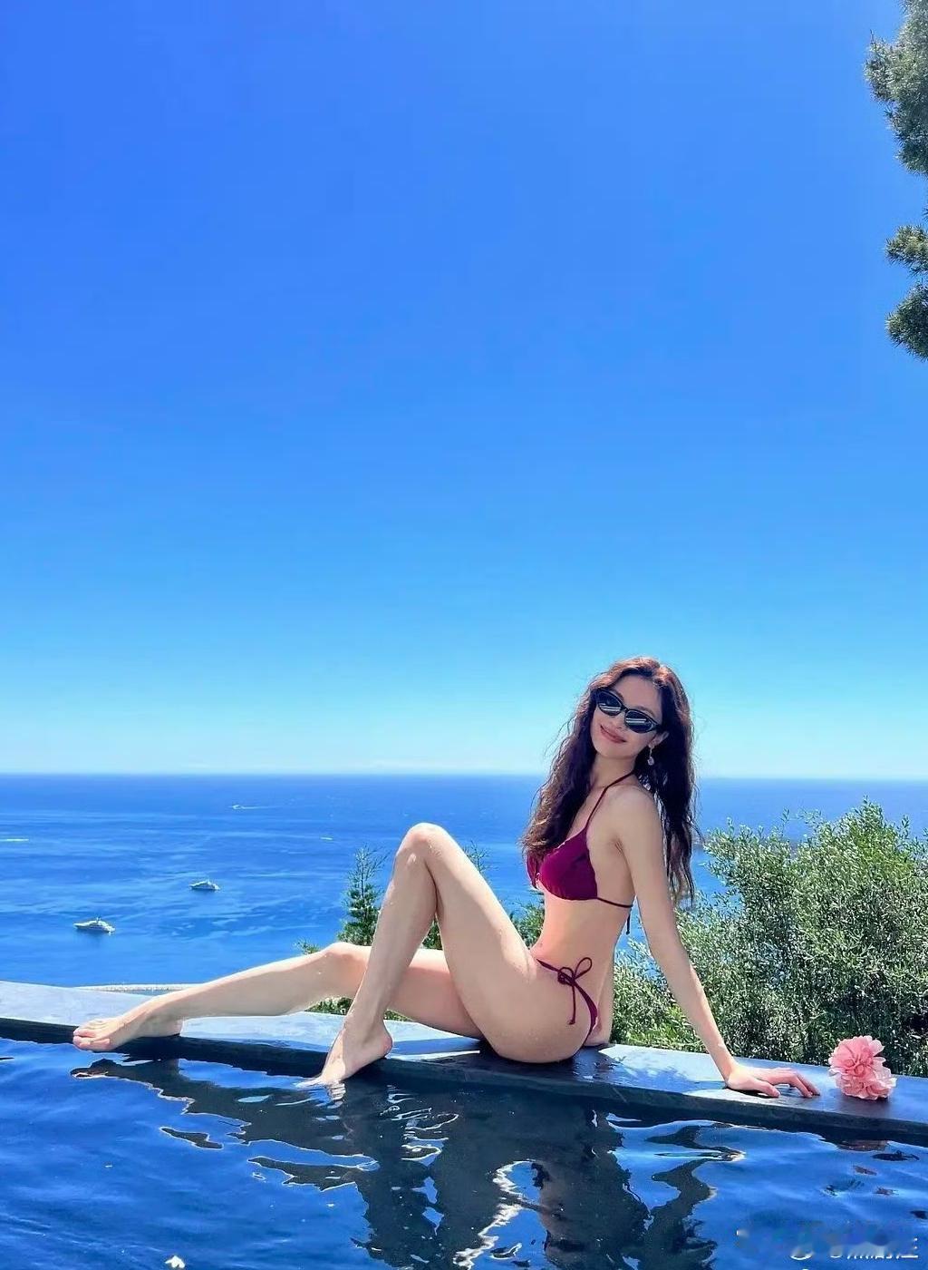 钟楚曦身材是真好，难怪每次红毯都秀大长腿，长成这样不展示就太可惜了
