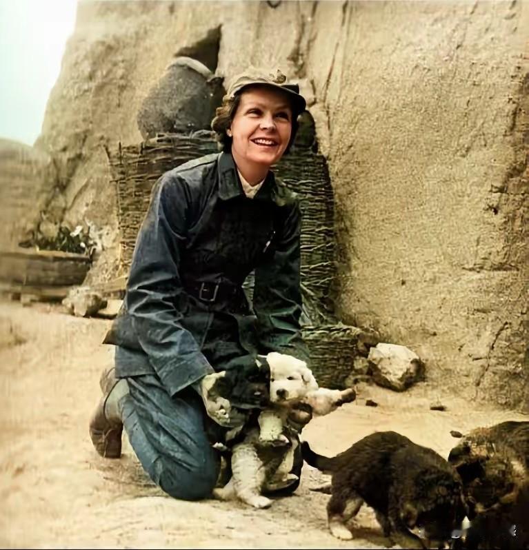 照片中的这个女子，是著名记者斯诺的妻子海伦，这是当年她在延安时期留下的一张照片，