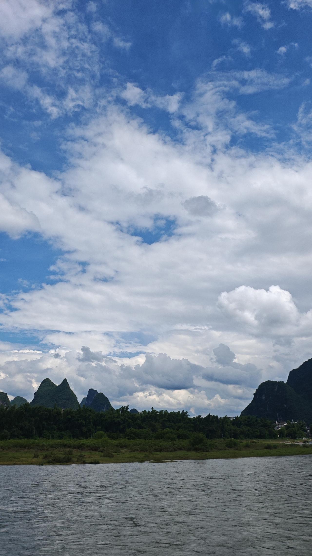分享照片里的天空大美阳朔.漓江碧空。（2026.7.1手机摄影）
