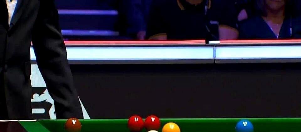 冠军奖杯在触手可及处闪着光，他却在全球直播中对裁判说：等等。2023年英锦赛决