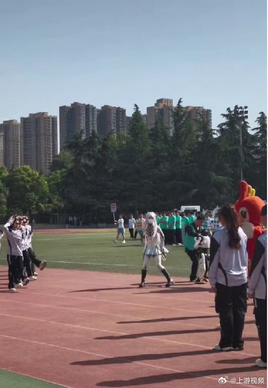 【陕西一#高校演出机器人突然拥抱女生#校方：女生没事，系机器人程序故障】#校方