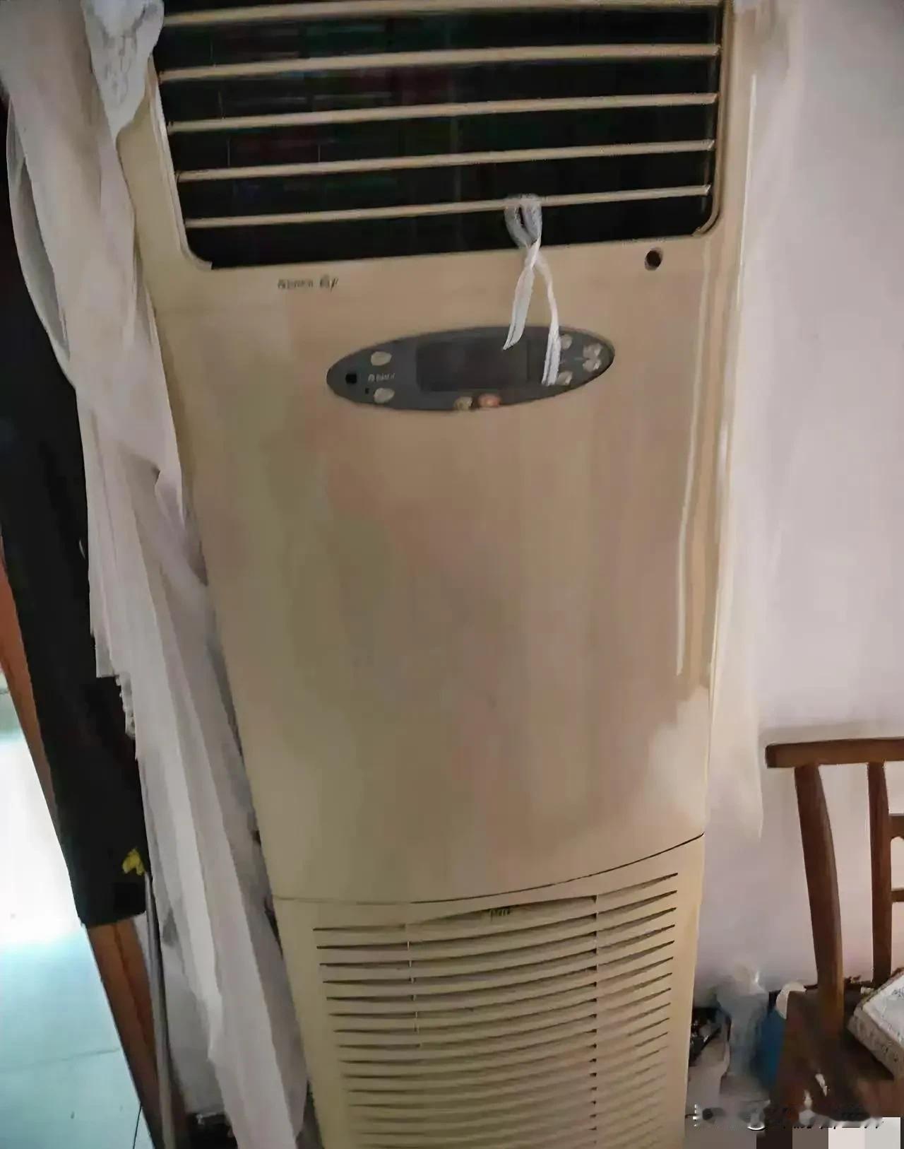 铜价飙到九千美元那天，我把家里那台2009年的老格力拆成零件卖出。铜管一上