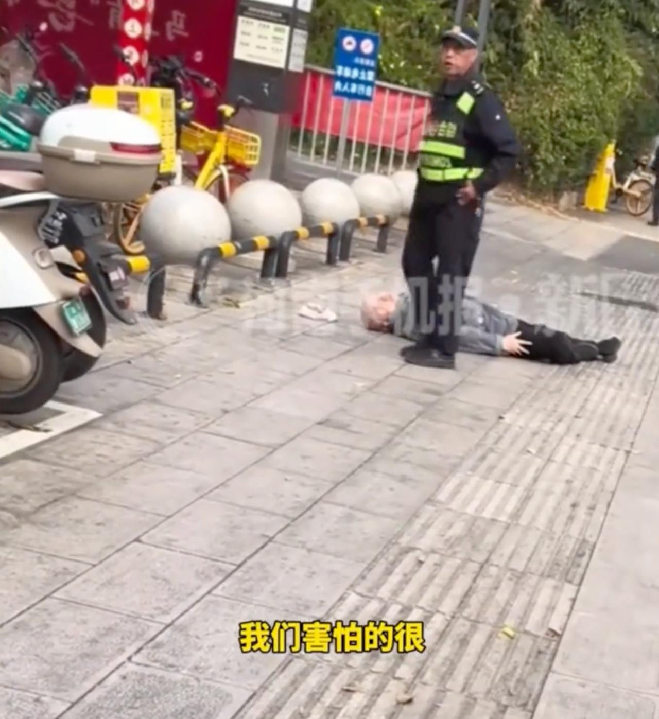 太无耻！2月27日云南街头，一大爷直挺挺躺在地铁口碰瓷，热心大哥刚想扶就被媳妇死