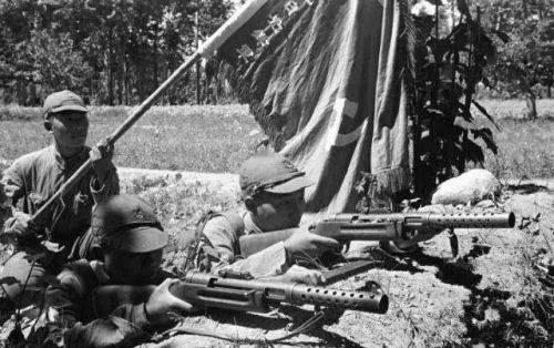 民国时期，被称为花机关的MP18冲锋枪在各军阀派系军队中，都是很珍稀的。如果在战