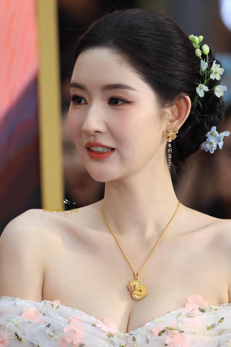 一字肩碎花裙+温婉盘发，王玉雯有颜有料