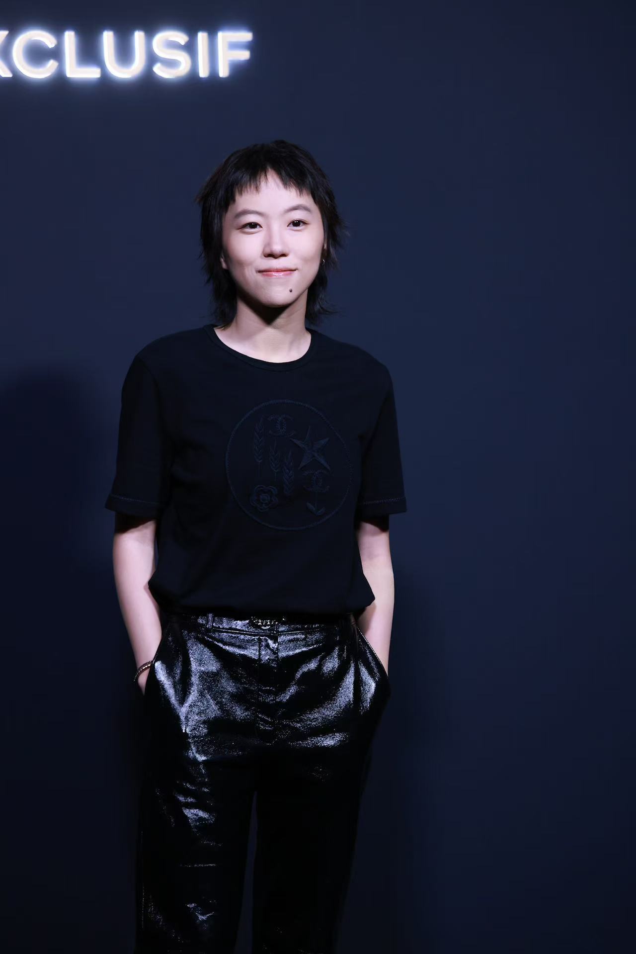 迈过影影绰绰的琴键长廊，步履间还萦绕着未散的旋律余韵，下一秒便跌入香奈儿蔚蓝珍藏