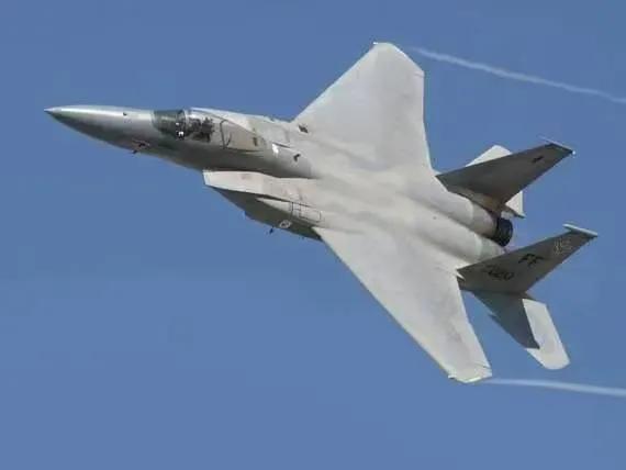 这场战争，只要老美没拿下伊朗，美元霸权就会出现裂痕，无论特朗普吹得多厉害，裂痕已