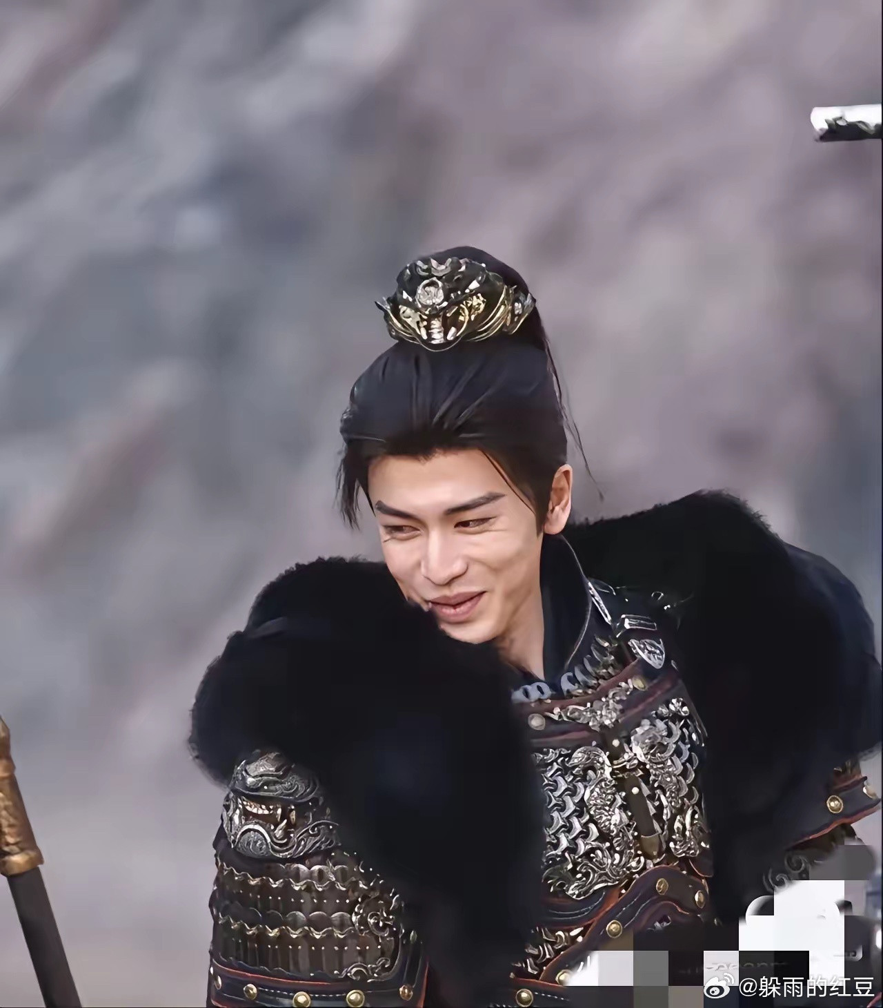 张凌赫没有美颜滤镜区别有点大呢没有美颜滤镜张凌赫脸上好多褶子，特别笑起来更加的明