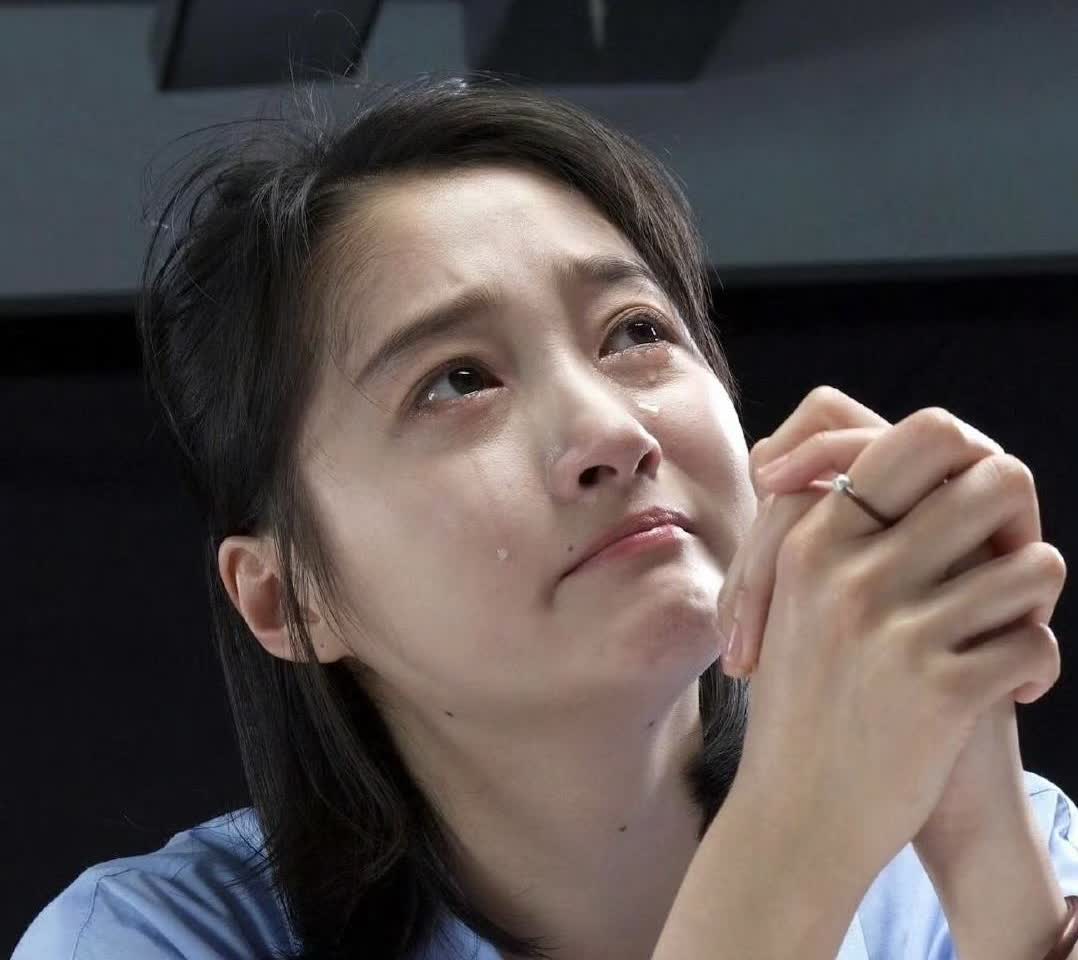 关晓彤的头发怎么长到眉毛那里去了？晓彤的发际线有点太夸张了吧这都长到哪里去