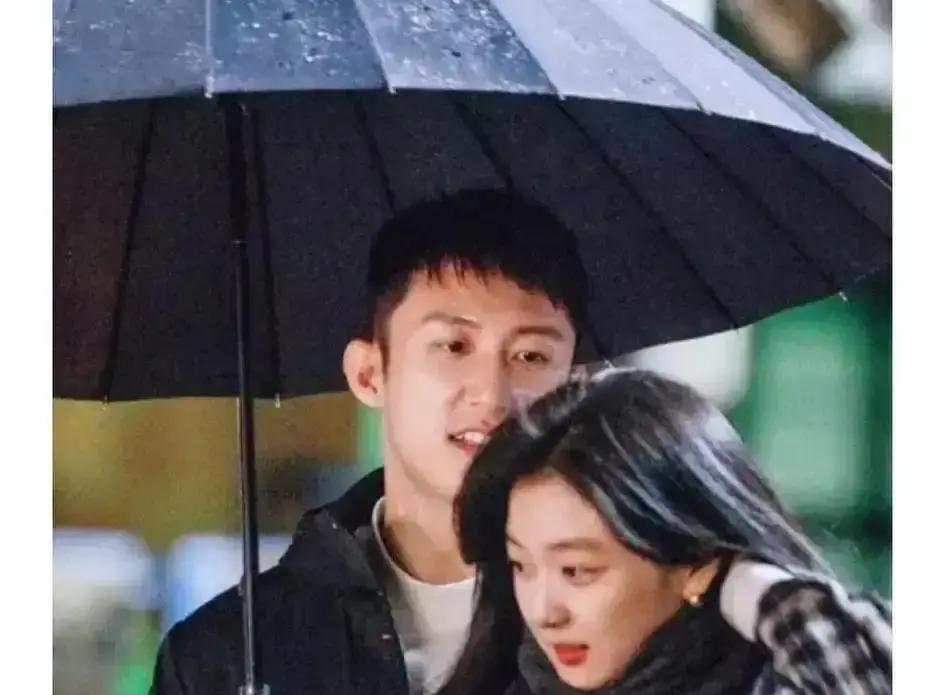 黄景瑜孙千的新刑侦剧《雪夜追凶》上线俩小时播放量就飙到一亿，豆瓣开分9。开场