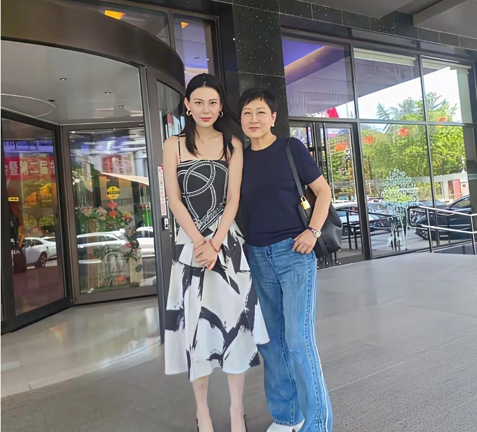 张凯丽终于穿对了一次衣服了，这回没有穿短裙，也没有袒胸露背的，这才是老年人正常的