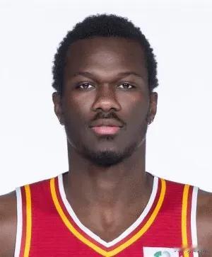 山西队今晚这场球输在哪了？其实一看技术统计，一眼就能看出来，就是输在了篮板球上，