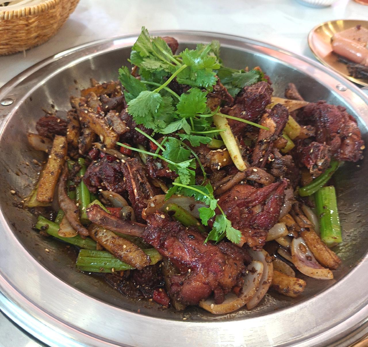 抓住假期的尾巴，今天去吃干锅鸭。这顿饭吃的真是一波三折，颇有故事性。先是点了