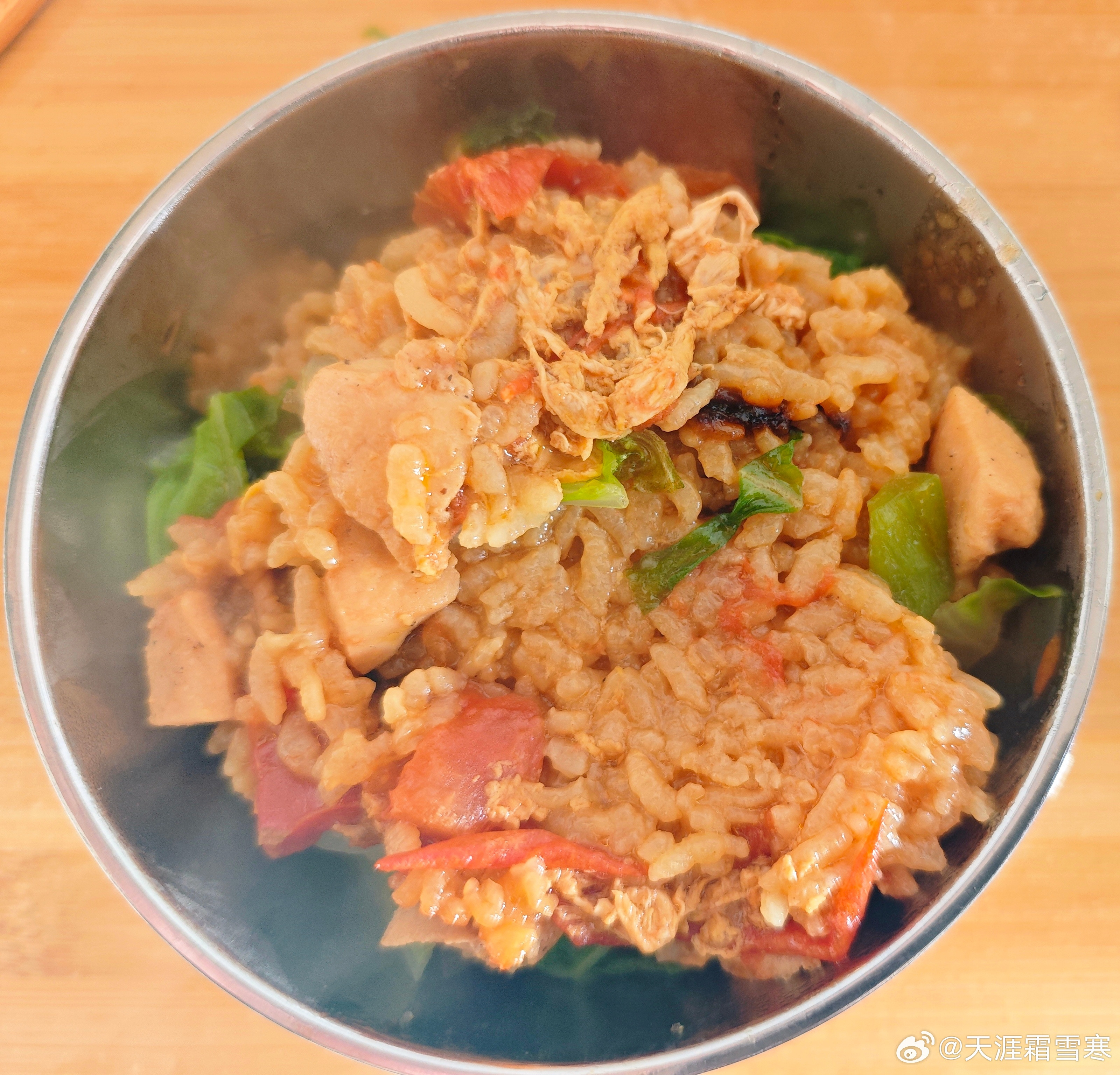 一锅煮了个番茄鸡肉饭，上面铺了尖椒和白菜，还加了点蛋液。我觉得一锅煮挺省事的，先