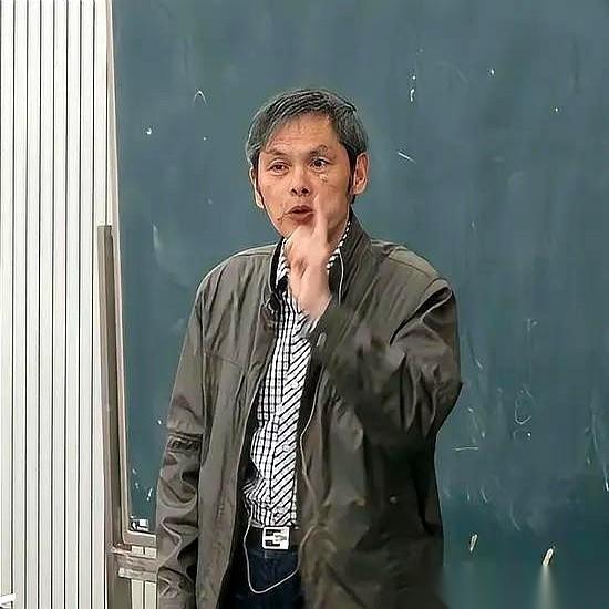 一个退休工人，一个月养老金八千多。你敢信？工龄40年，从马钢退下来的老师傅。