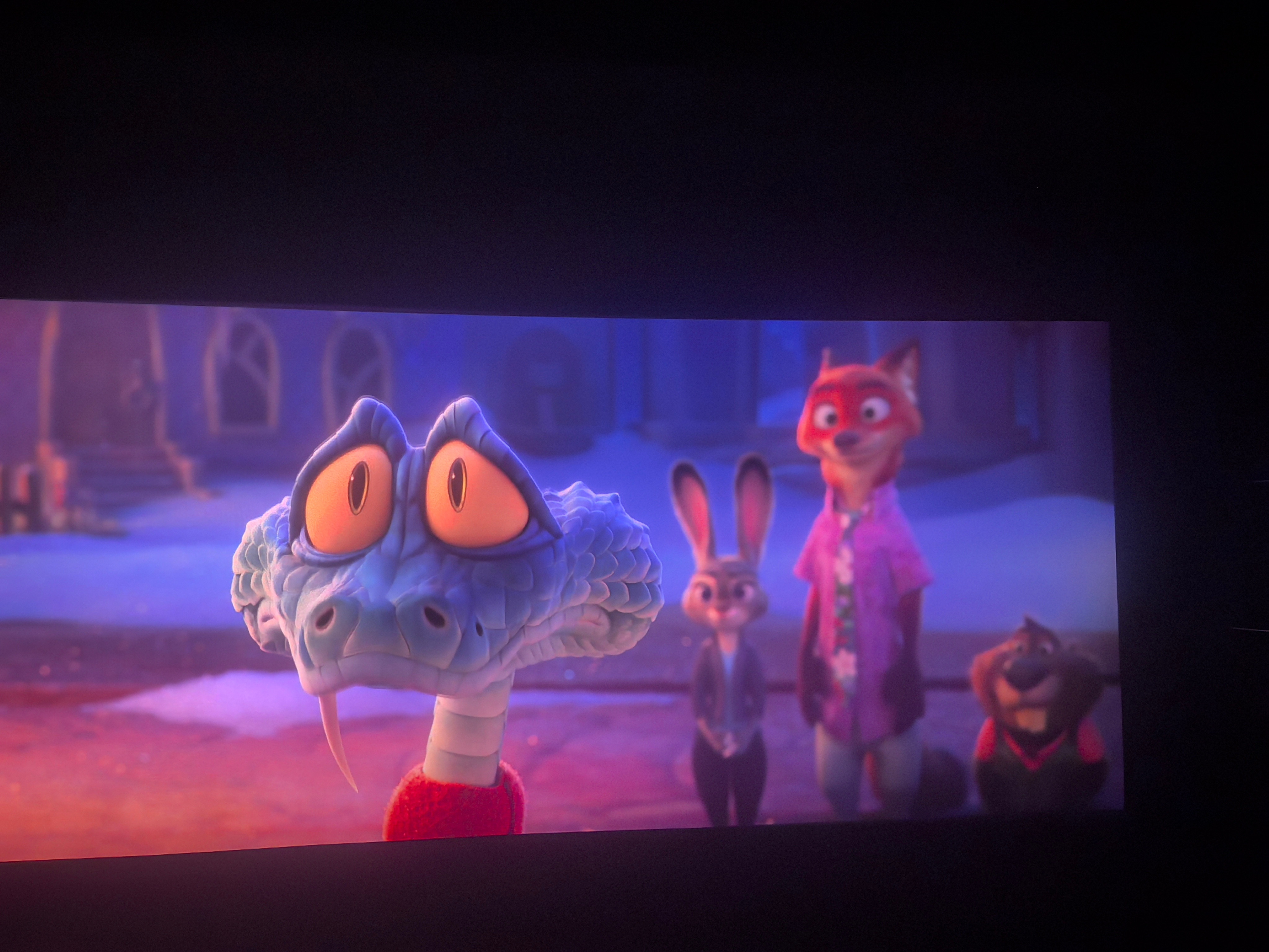 在今年快结束的时候看了一部动画片作为收尾，散场时听了2/3首五月天，跨年不是重新