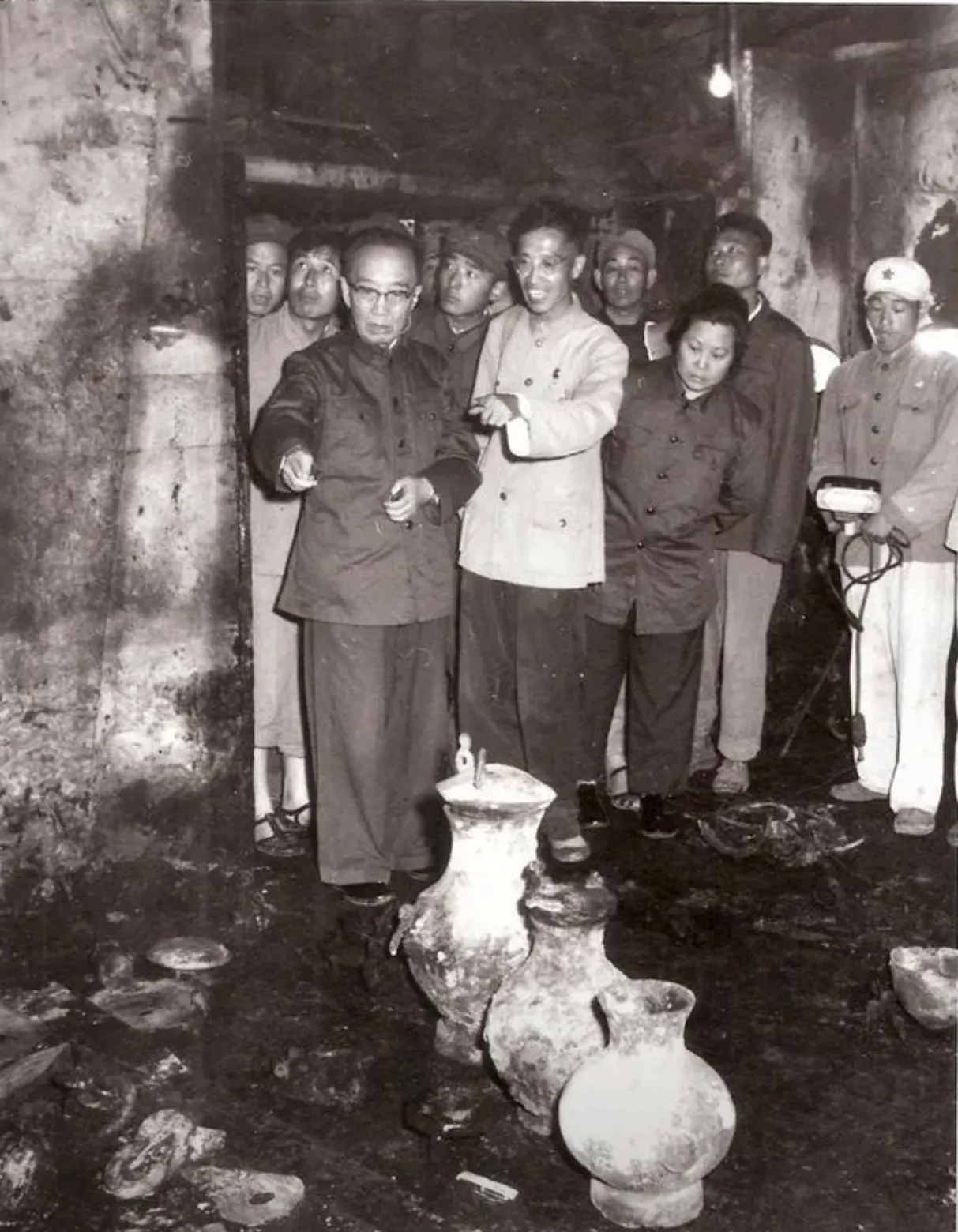 1956年，历史学家吴晗建议开挖明万历皇帝陵墓的请求，遭到国家的否决。心灰意冷的