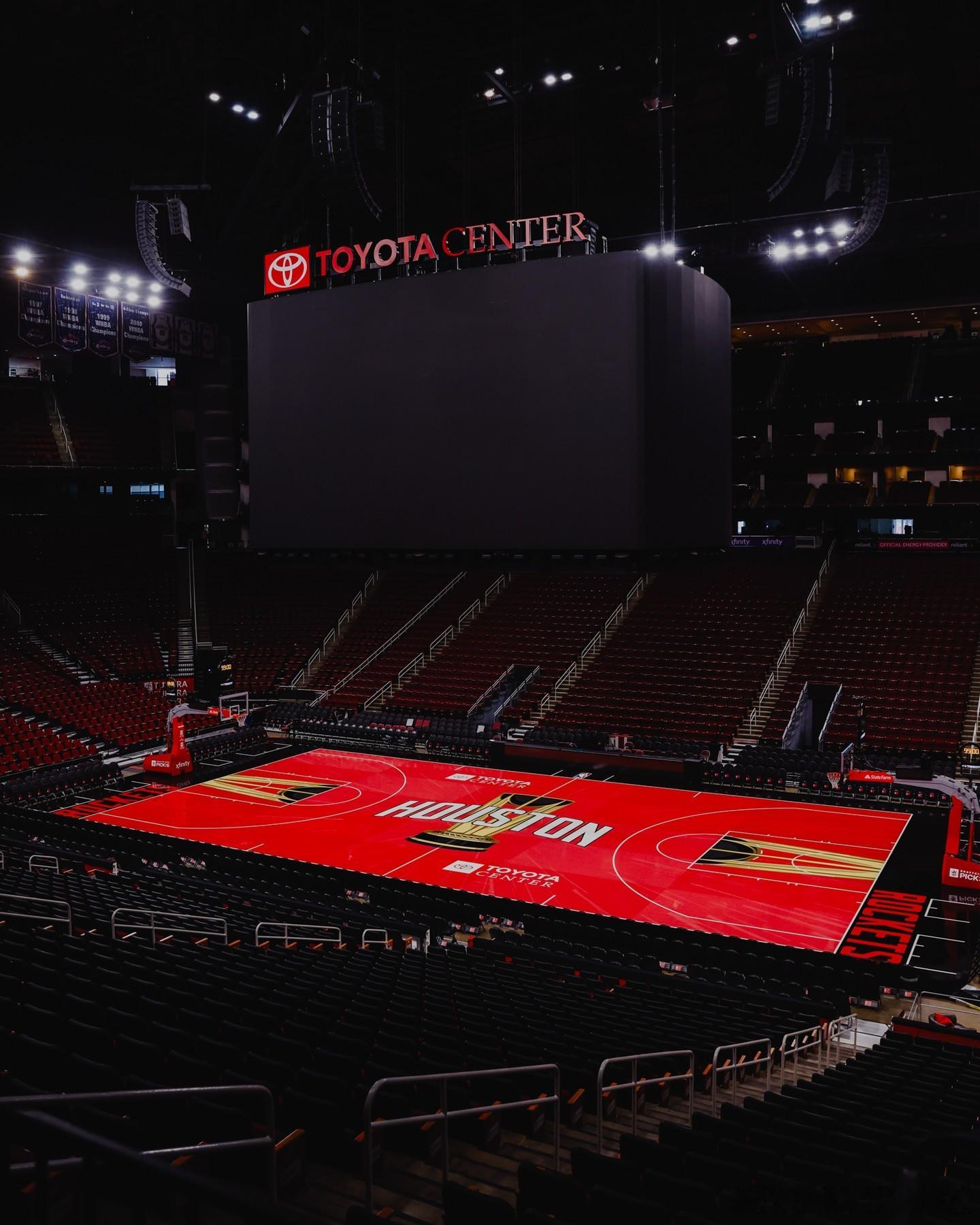 据ESPN报道，目前联盟已经有十支球队本赛季所有主场比赛门票售罄。这10支球队分