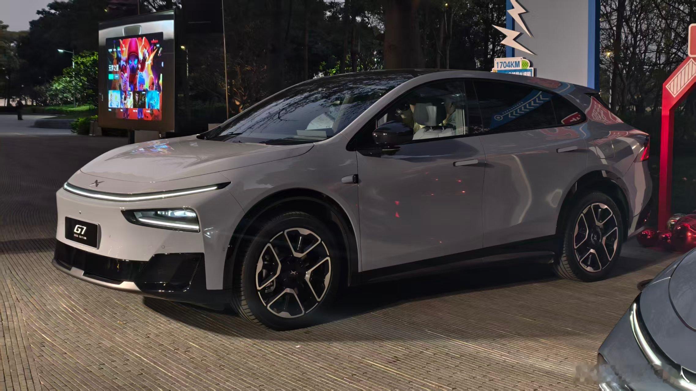1704公⾥超⻓续航SUV⼩鹏G7来了这次来广州小鹏总部，体验了G7超级增程版