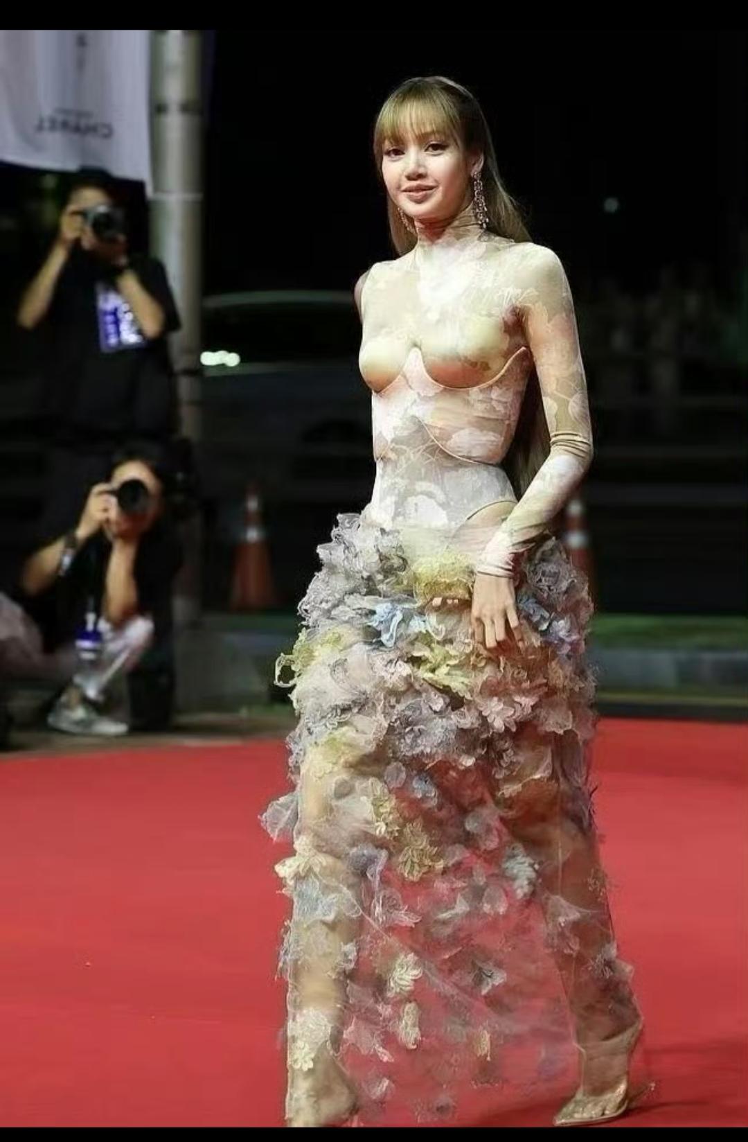 不愧是Lisa，啥雷霆衣服都敢穿！虽然说这件衣服包裹的严严实实，但是这么紧穿着