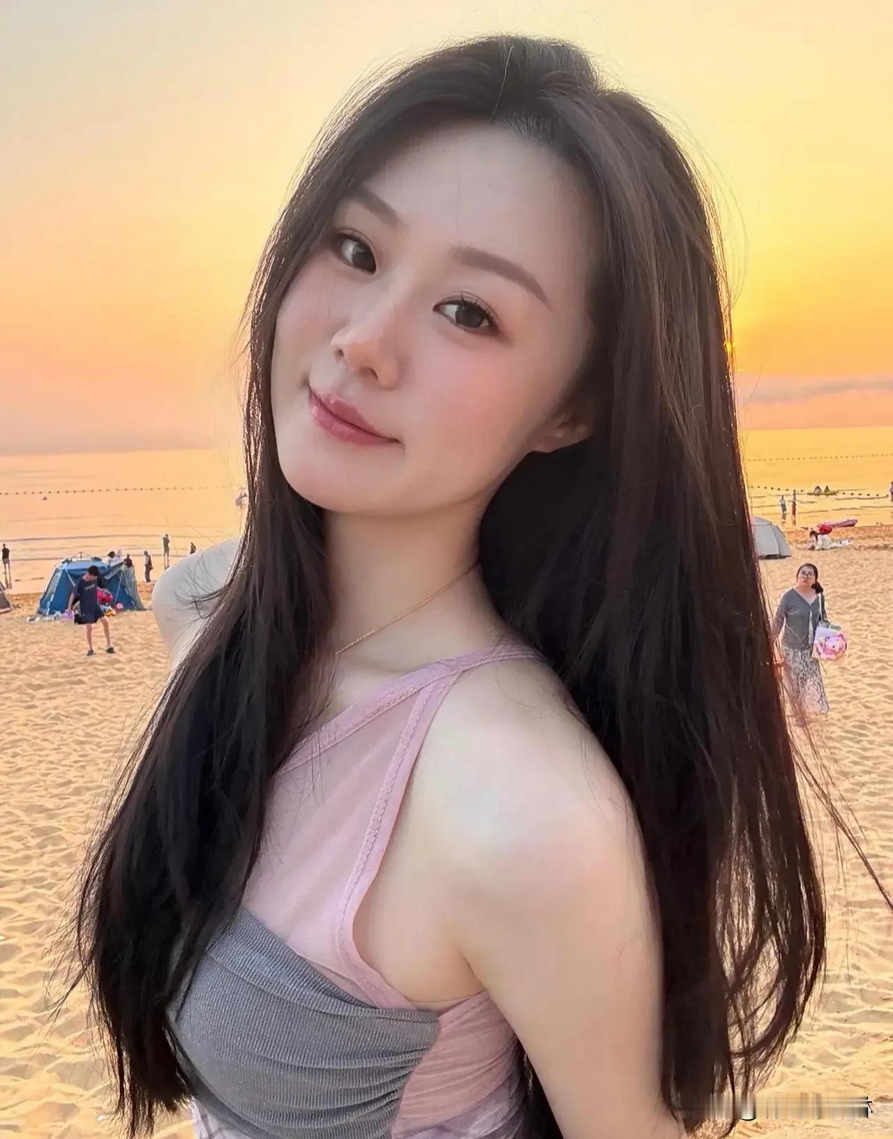 在沙滩上，把烦恼踩进脚印里海风卷走焦虑，浪花治愈疲惫每个女孩都该做一