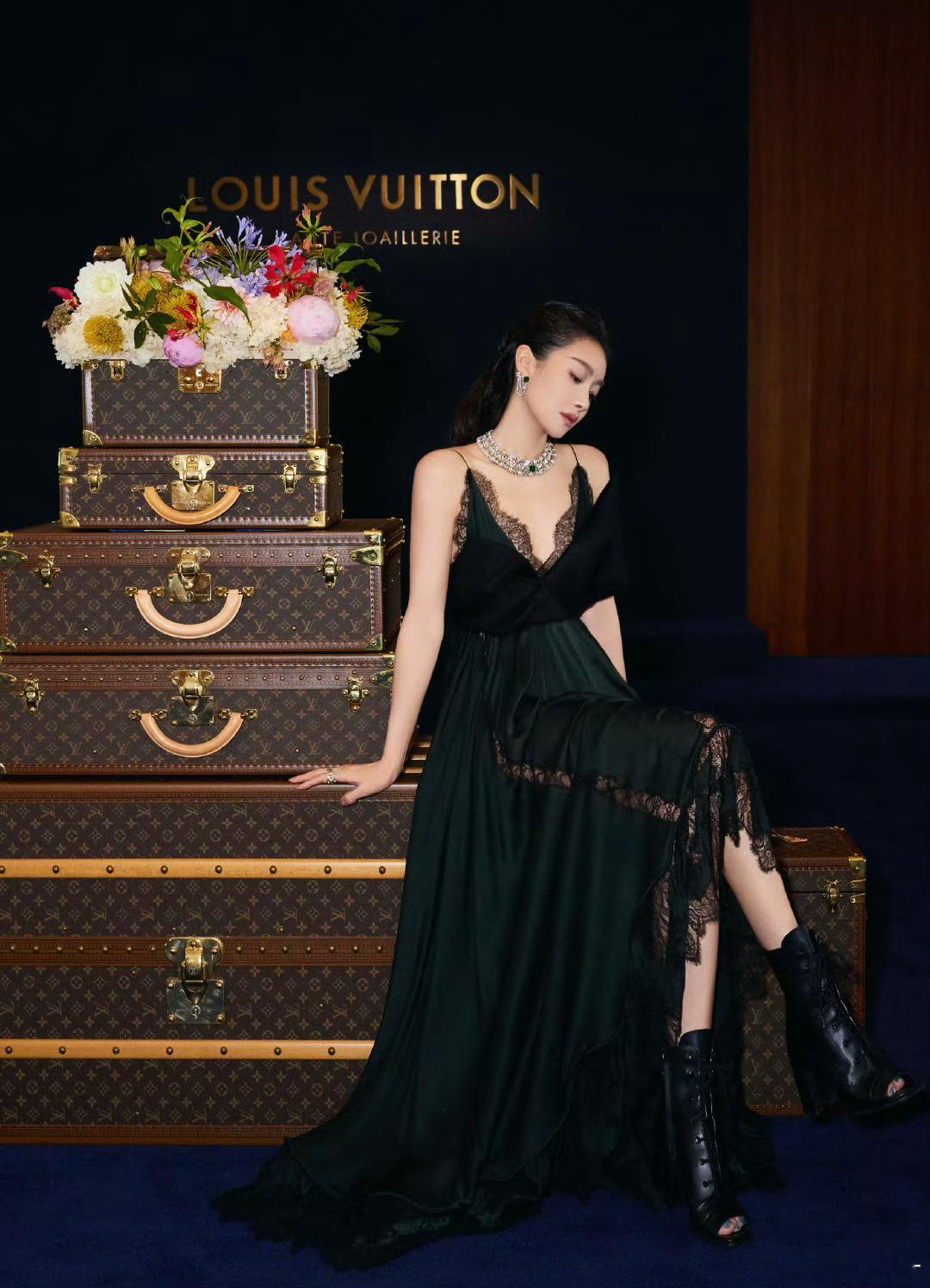 宋茜黑色吊带蕾丝花边裙宋茜吊带蕾丝花边裙谁懂啊，宋茜一袭黑色吊带蕾丝裙，简直是