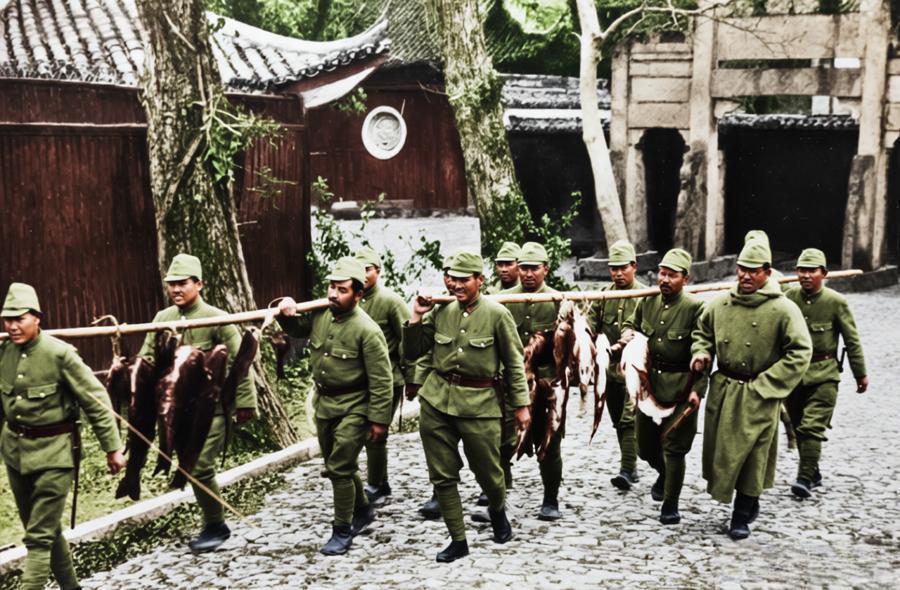 1937年杭州沦陷后，几名日军士兵用长杆挑着一串从西湖里捞来的观赏鲤鱼，神态嚣张