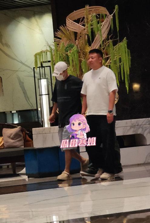 小沈阳喝多了被朋友扶着走朋友聚会喝到尽兴，走不稳了还有人搀着，这种随叫随到的兄