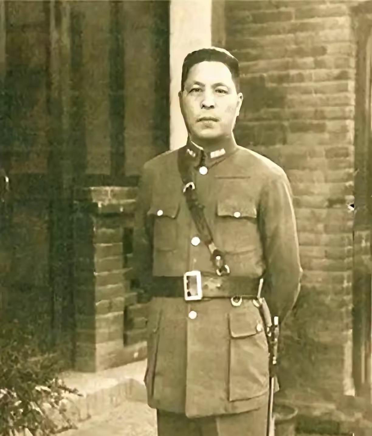 1947年11月，解放军给郏县的国军中将武庭麟送去劝降信，武庭麟下令将送信