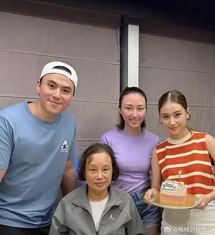 窦骁去了一趟奚梦瑶家，回来心态就崩了。他在节目里说，去四太梁安琪家吃饭，人家问