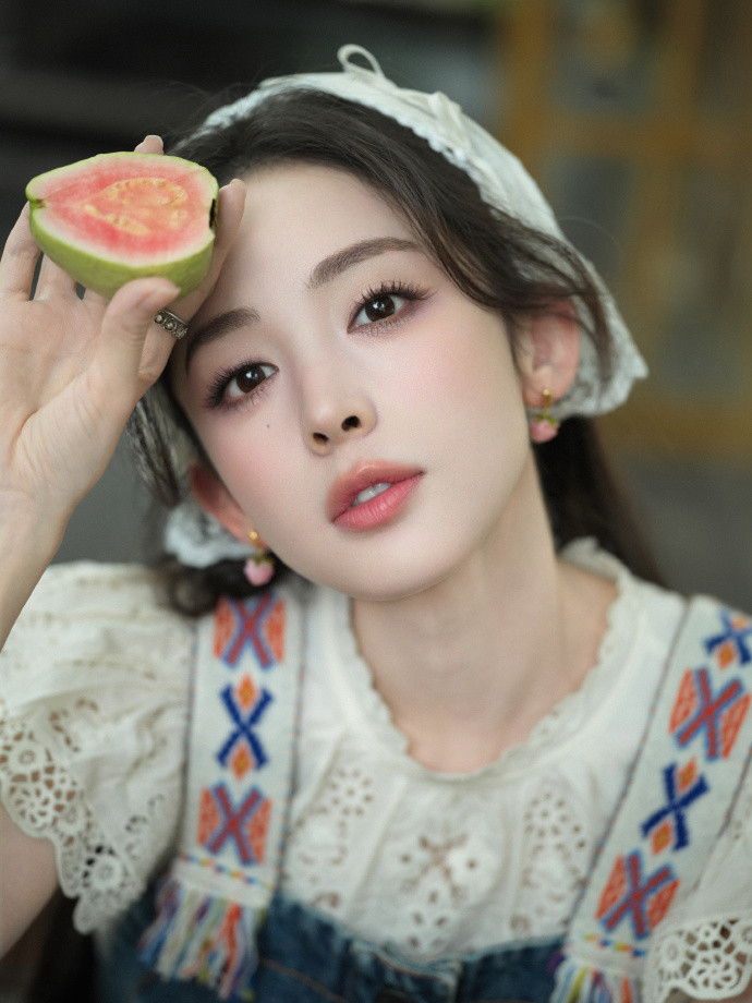 娜扎芭乐同款腮红娜扎好红的红拖鞋清甜芭乐腮红衬肤，红拖鞋自带闪光点