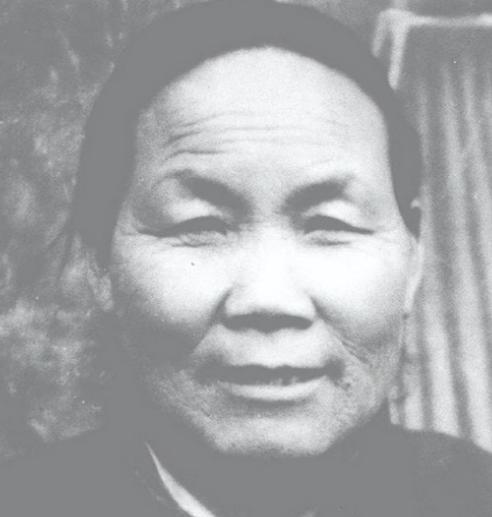 1940年，山东一大娘给八路军煮了浓稠的小米粥和煎饼，饥饿的战士们狼吞虎咽。班长
