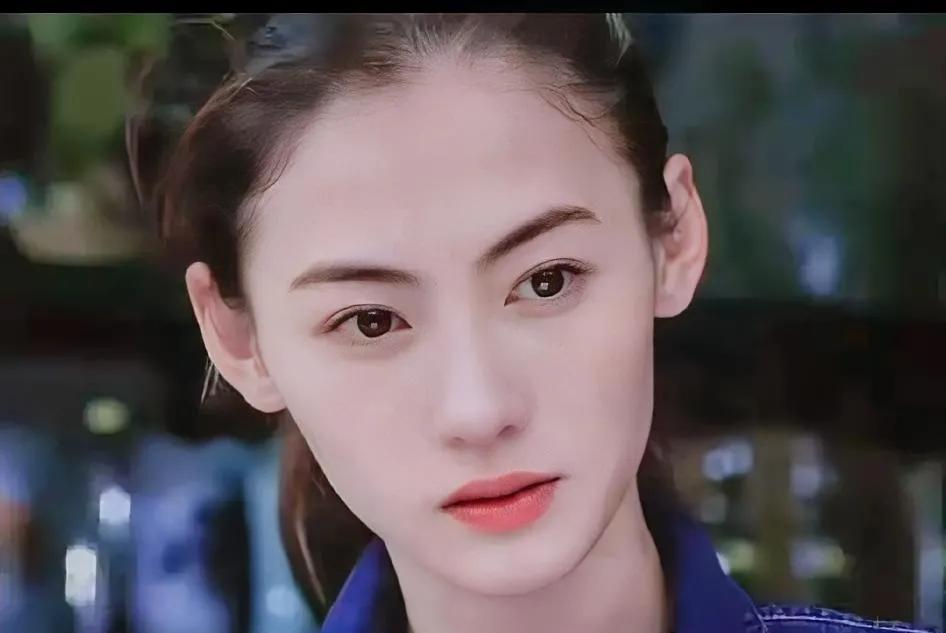 如果真的要和张柏芝长相沾边这两位相对比的话还是选择前者李宛妲混血儿的长相倒是
