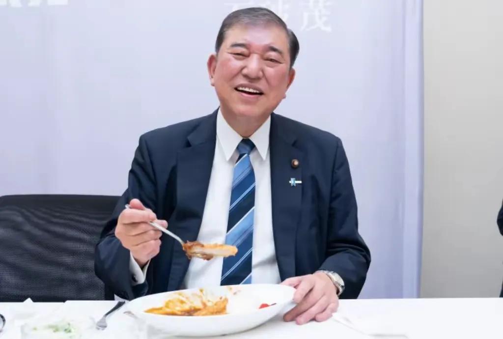 日本最近敢跟美国硬刚，完全是受到了中国的鼓舞。关税大战，中国向全世界展示了怎么对