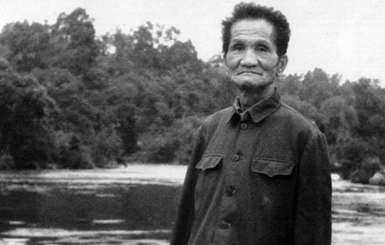 1947年，沈醉发现一个疯老头在跑步，感觉他有些奇怪，就下令把他关押起来，手下却