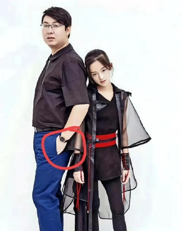 黄杨钿甜塌房原来早有预兆。这是黄杨钿甜在10岁的时候和爸爸的合影了，仔细看，