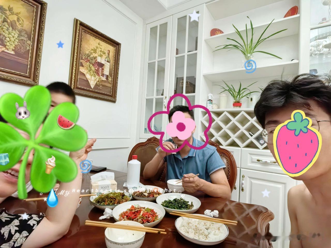 一家四口今年第二次聚在一起了，在成都读大一的老大知道我要从宜宾回来忙了一下午张罗