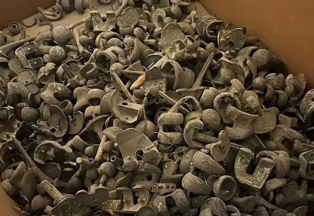 想去收废品的地方淘一个铁杆，结果一角落看到了这个，我马上就走了。废品老板这东