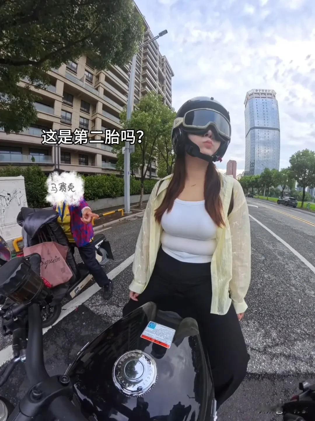 “彻底解释不清了！”江苏一位长得非常漂亮可爱的小姐姐，因为身材肉嘟嘟的，骑车在路