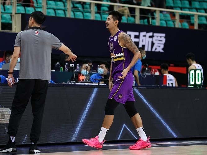 CBA签约消息：据直播吧报道，吉林男篮有可能签下目前正在球队试训的内线孙思尧。此
