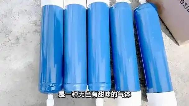 近日,浙江省台州市房东陈女士在催收租金并清理退租房客房间时,于床铺处发现2个蓝色